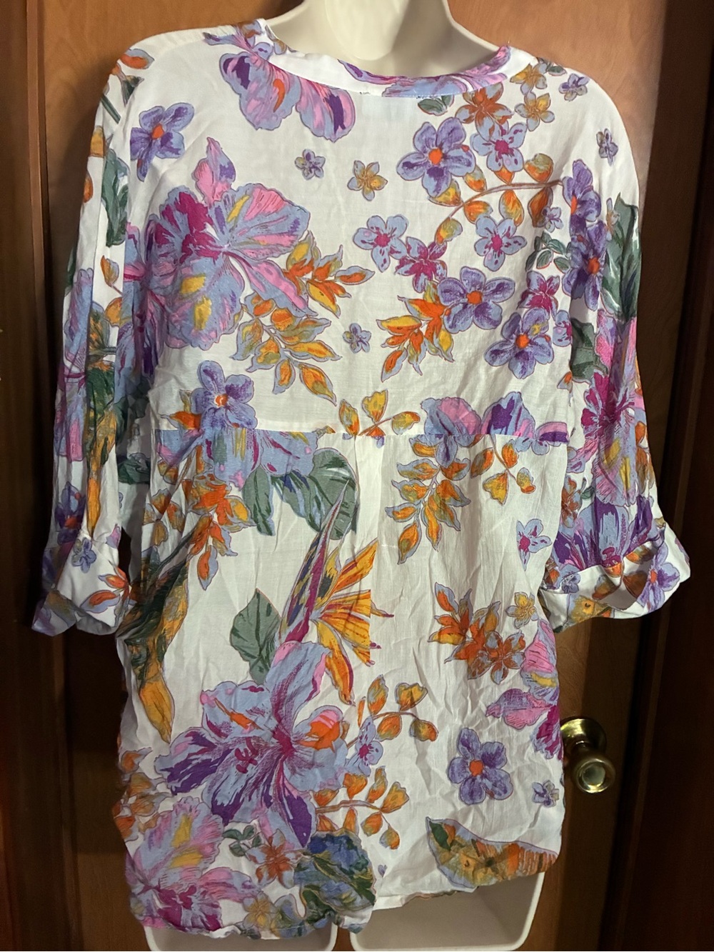 Women’s White Floral V-Neck Button Front Blouse - Picture 6 of 6